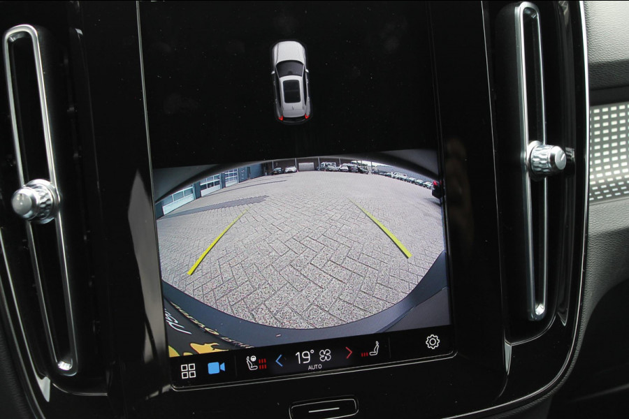 Volvo XC40 Recharge P8 AWD R-Design 20" lm velgen / Warmtepomp / Extra getint glas vanaf de B-Stijl / Google infotainment Volvo XC40 Recharge P8 AWD R-Design 20" lm velgen / Warmtepomp / Extra getint glas vanaf de B-Stijl / Google infotainment