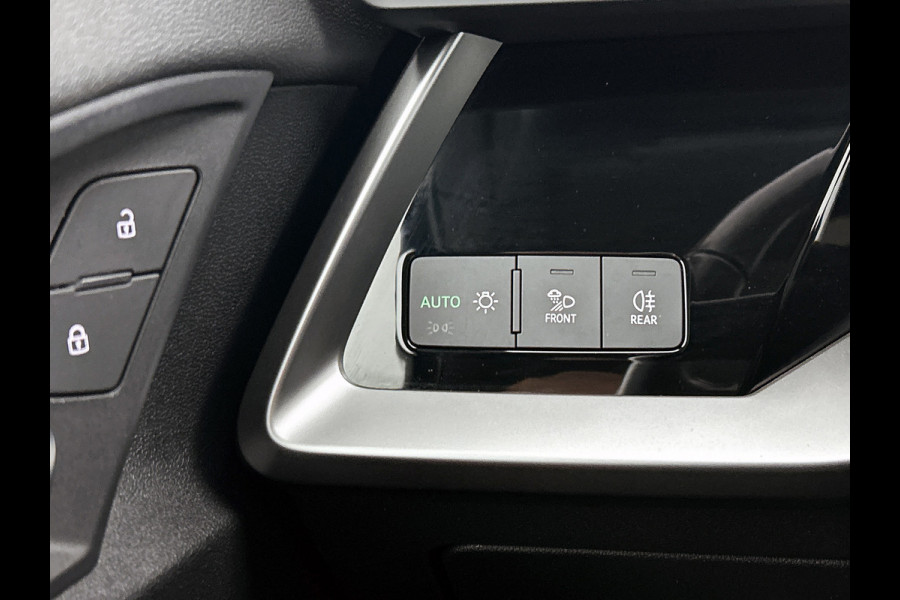 Audi A3 Limousine 30 TFSI Business edition (PANORAMADAK, ELEKT. WEGKLAPBARE TREKHAAK, SPORTSTOELEN, 1e EIGENAAR)