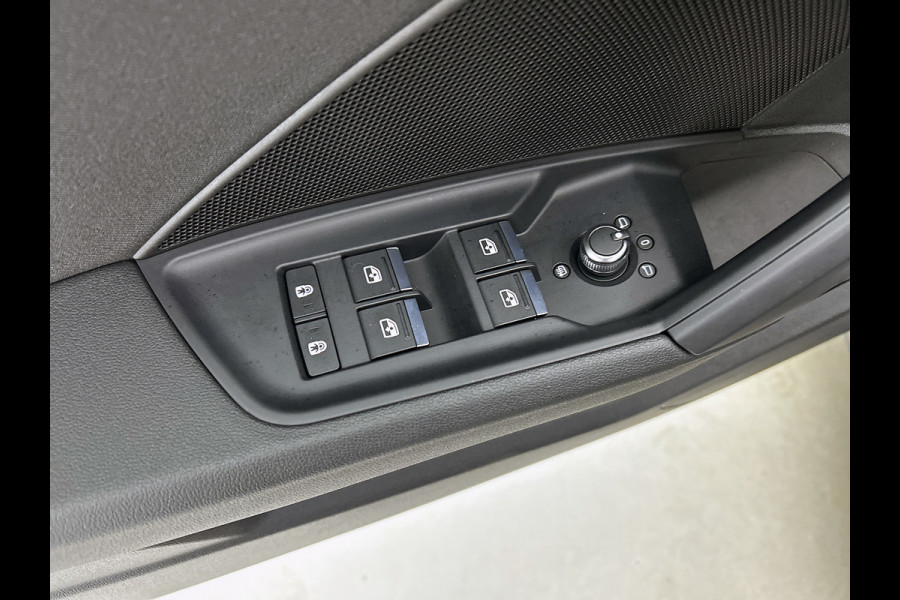 Audi A3 Limousine 30 TFSI Business edition (PANORAMADAK, ELEKT. WEGKLAPBARE TREKHAAK, SPORTSTOELEN, 1e EIGENAAR)