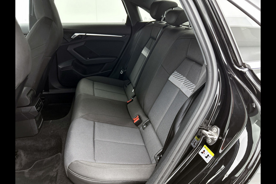 Audi A3 Limousine 30 TFSI Business edition (PANORAMADAK, ELEKT. WEGKLAPBARE TREKHAAK, SPORTSTOELEN, 1e EIGENAAR)