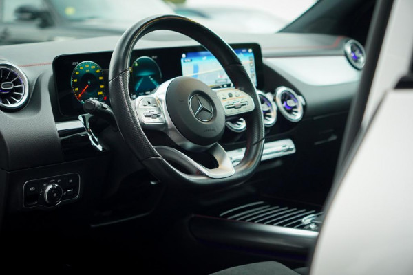 Mercedes-Benz EQA 250+ AMG Line 71 kWh / Pano / Adaptive Cruise / Stoelverwarming Mercedes-Benz EQA 250+ AMG Line 71 kWh / Pano / Adaptive Cruise / Stoelverwarming