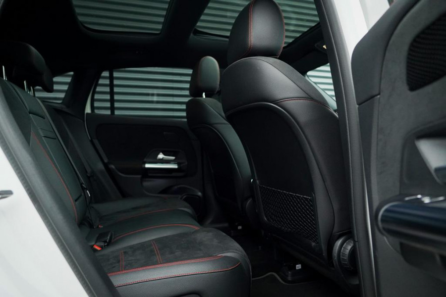 Mercedes-Benz EQA 250+ AMG Line 71 kWh / Pano / Adaptive Cruise / Stoelverwarming Mercedes-Benz EQA 250+ AMG Line 71 kWh / Pano / Adaptive Cruise / Stoelverwarming