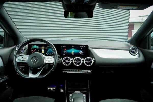 Mercedes-Benz EQA 250+ AMG Line 71 kWh / Pano / Adaptive Cruise / Stoelverwarming Mercedes-Benz EQA 250+ AMG Line 71 kWh / Pano / Adaptive Cruise / Stoelverwarming