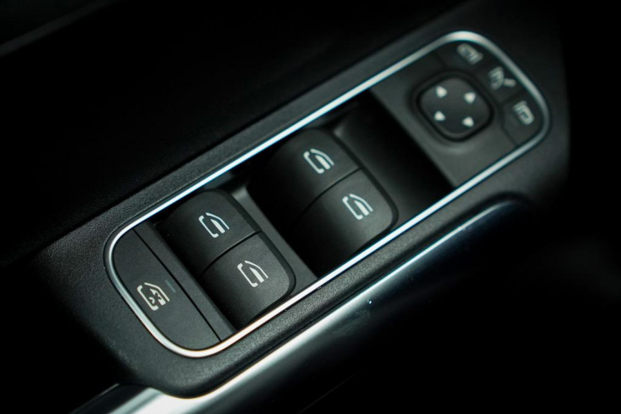 Mercedes-Benz EQA 250+ AMG Line 71 kWh / Pano / Adaptive Cruise / Stoelverwarming Mercedes-Benz EQA 250+ AMG Line 71 kWh / Pano / Adaptive Cruise / Stoelverwarming
