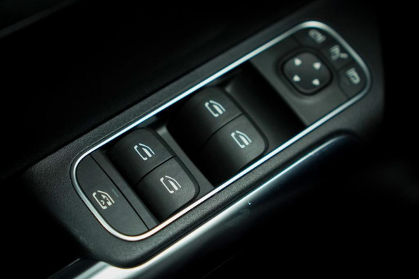 Mercedes-Benz EQA 250+ AMG Line 71 kWh / Pano / Adaptive Cruise / Stoelverwarming Mercedes-Benz EQA 250+ AMG Line 71 kWh / Pano / Adaptive Cruise / Stoelverwarming