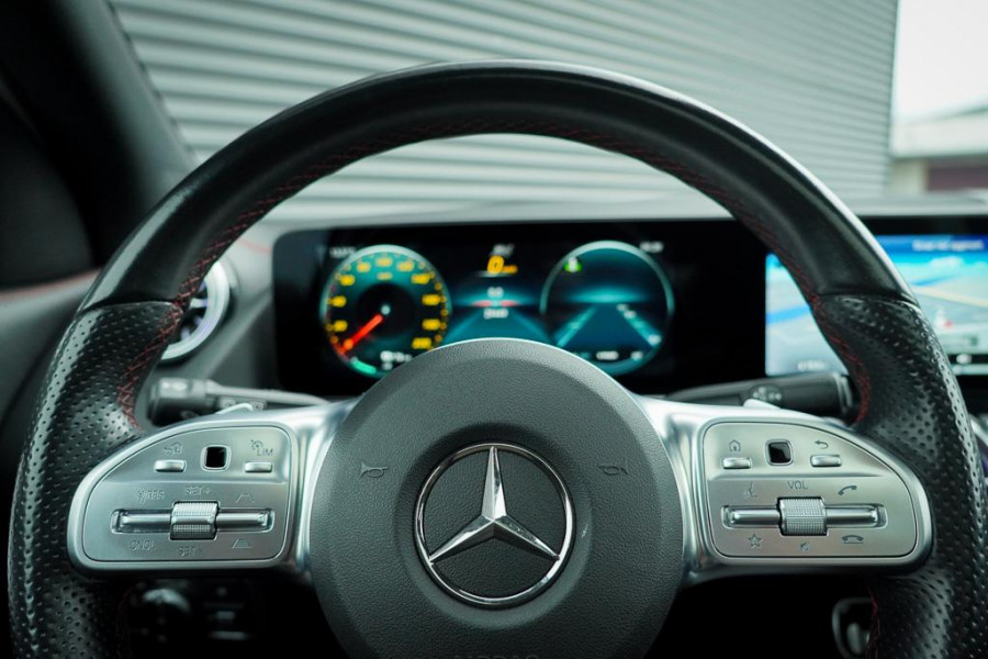 Mercedes-Benz EQA 250+ AMG Line 71 kWh / Pano / Adaptive Cruise / Stoelverwarming Mercedes-Benz EQA 250+ AMG Line 71 kWh / Pano / Adaptive Cruise / Stoelverwarming