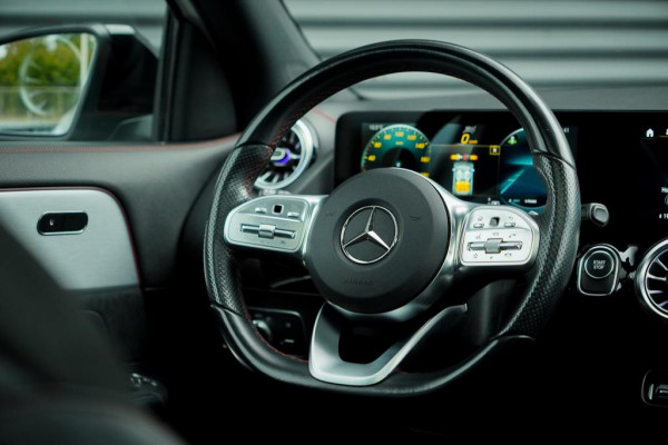 Mercedes-Benz EQA 250+ AMG Line 71 kWh / Pano / Adaptive Cruise / Stoelverwarming Mercedes-Benz EQA 250+ AMG Line 71 kWh / Pano / Adaptive Cruise / Stoelverwarming