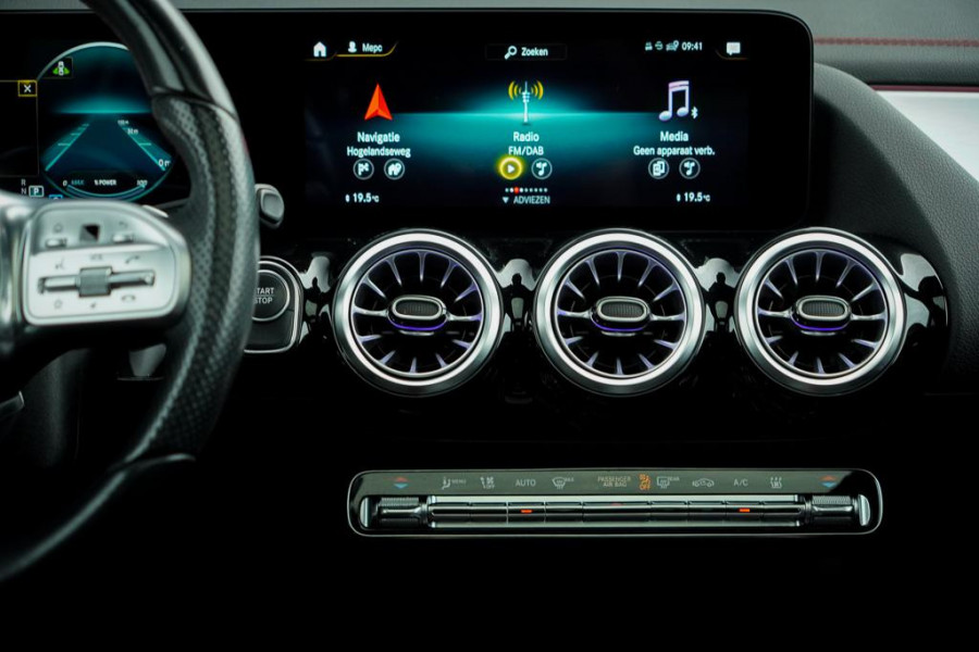 Mercedes-Benz EQA 250+ AMG Line 71 kWh / Pano / Adaptive Cruise / Stoelverwarming Mercedes-Benz EQA 250+ AMG Line 71 kWh / Pano / Adaptive Cruise / Stoelverwarming