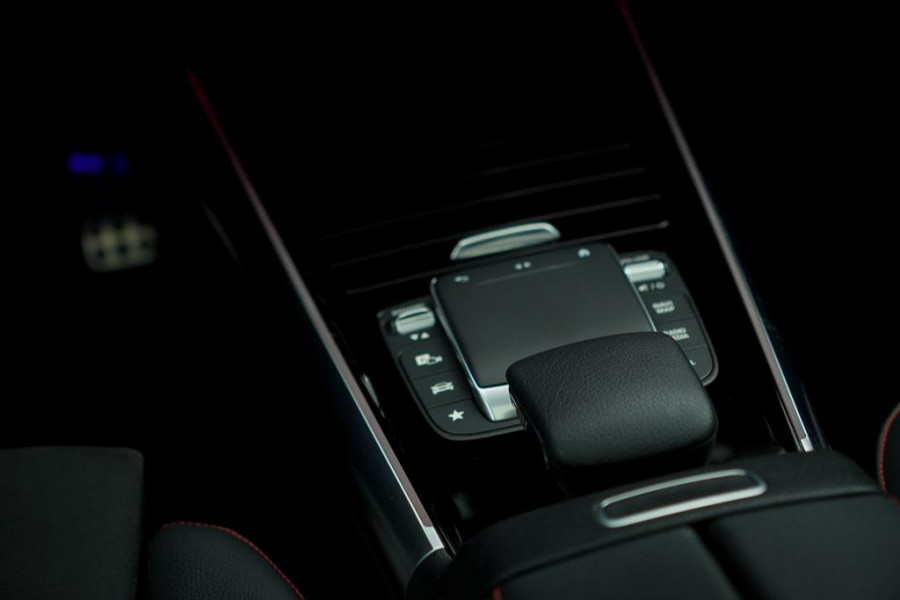Mercedes-Benz EQA 250+ AMG Line 71 kWh / Pano / Adaptive Cruise / Stoelverwarming Mercedes-Benz EQA 250+ AMG Line 71 kWh / Pano / Adaptive Cruise / Stoelverwarming