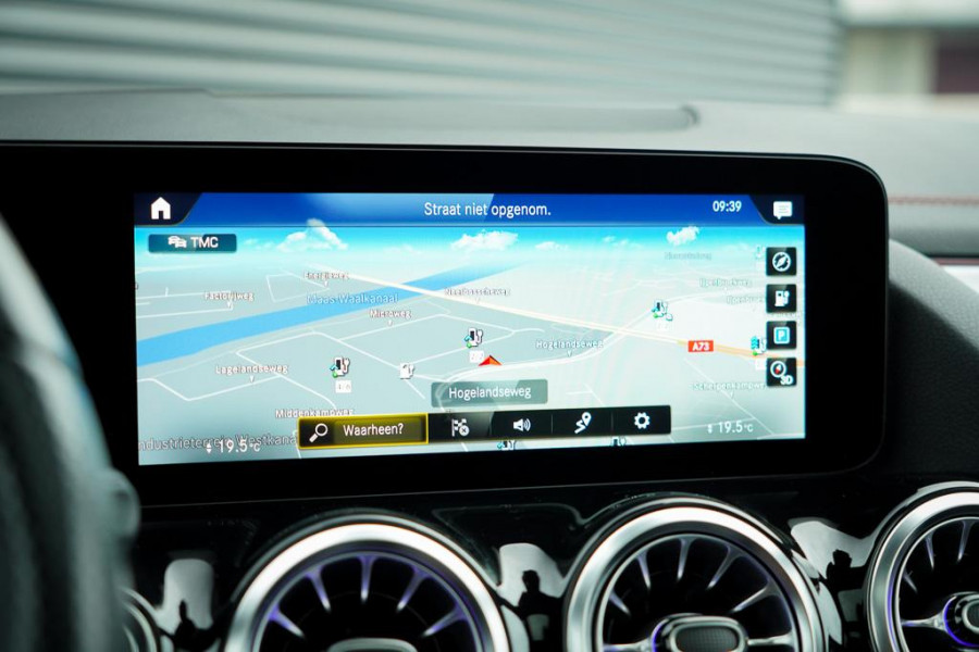 Mercedes-Benz EQA 250+ AMG Line 71 kWh / Pano / Adaptive Cruise / Stoelverwarming Mercedes-Benz EQA 250+ AMG Line 71 kWh / Pano / Adaptive Cruise / Stoelverwarming