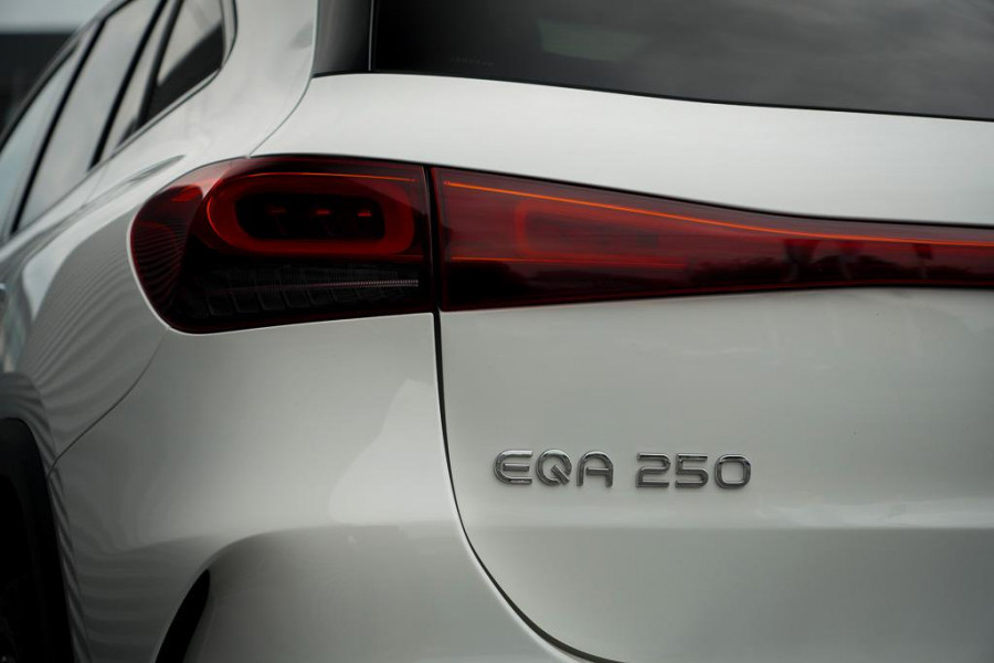 Mercedes-Benz EQA 250+ AMG Line 71 kWh / Pano / Adaptive Cruise / Stoelverwarming Mercedes-Benz EQA 250+ AMG Line 71 kWh / Pano / Adaptive Cruise / Stoelverwarming