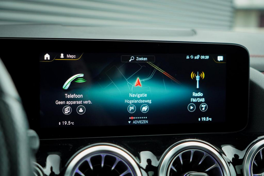 Mercedes-Benz EQA 250+ AMG Line 71 kWh / Pano / Adaptive Cruise / Stoelverwarming Mercedes-Benz EQA 250+ AMG Line 71 kWh / Pano / Adaptive Cruise / Stoelverwarming
