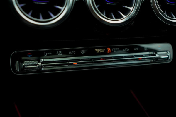 Mercedes-Benz EQA 250+ AMG Line 71 kWh / Pano / Adaptive Cruise / Stoelverwarming Mercedes-Benz EQA 250+ AMG Line 71 kWh / Pano / Adaptive Cruise / Stoelverwarming