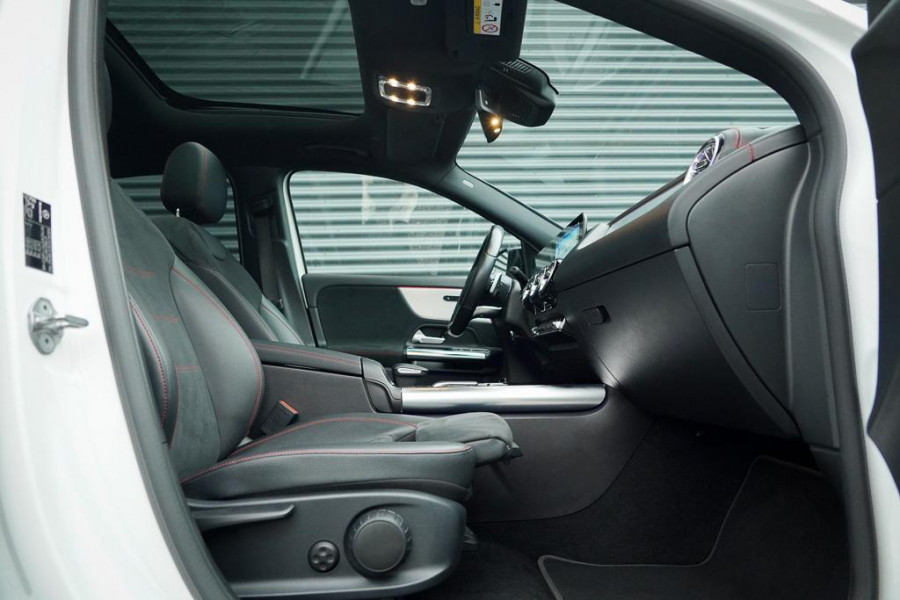 Mercedes-Benz EQA 250+ AMG Line 71 kWh / Pano / Adaptive Cruise / Stoelverwarming Mercedes-Benz EQA 250+ AMG Line 71 kWh / Pano / Adaptive Cruise / Stoelverwarming