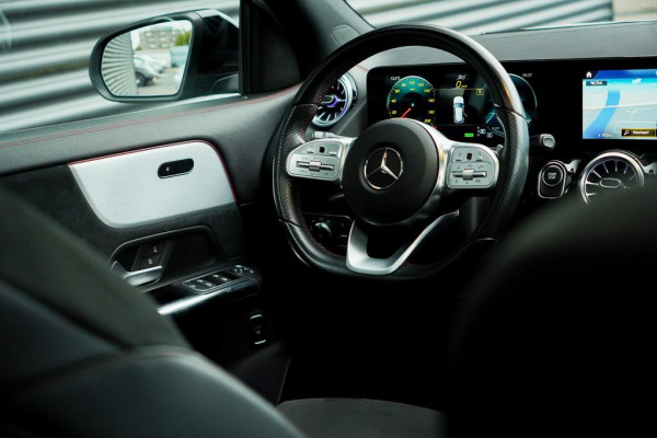 Mercedes-Benz EQA 250+ AMG Line 71 kWh / Pano / Adaptive Cruise / Stoelverwarming Mercedes-Benz EQA 250+ AMG Line 71 kWh / Pano / Adaptive Cruise / Stoelverwarming