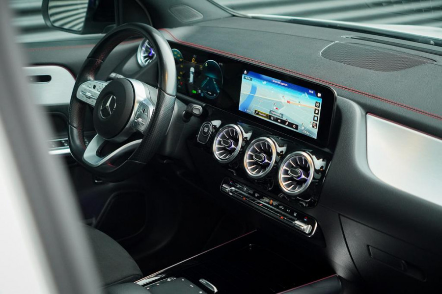 Mercedes-Benz EQA 250+ AMG Line 71 kWh / Pano / Adaptive Cruise / Stoelverwarming Mercedes-Benz EQA 250+ AMG Line 71 kWh / Pano / Adaptive Cruise / Stoelverwarming
