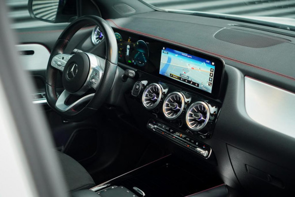 Mercedes-Benz EQA 250+ AMG Line 71 kWh / Pano / Adaptive Cruise / Stoelverwarming Mercedes-Benz EQA 250+ AMG Line 71 kWh / Pano / Adaptive Cruise / Stoelverwarming