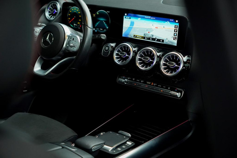Mercedes-Benz EQA 250+ AMG Line 71 kWh / Pano / Adaptive Cruise / Stoelverwarming Mercedes-Benz EQA 250+ AMG Line 71 kWh / Pano / Adaptive Cruise / Stoelverwarming