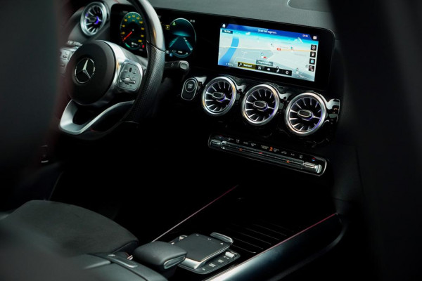 Mercedes-Benz EQA 250+ AMG Line 71 kWh / Pano / Adaptive Cruise / Stoelverwarming Mercedes-Benz EQA 250+ AMG Line 71 kWh / Pano / Adaptive Cruise / Stoelverwarming