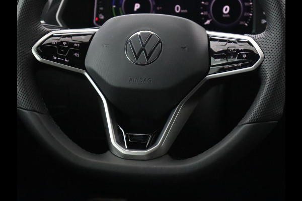 Volkswagen Tiguan 1.4 TSI eHybrid R-Line | Panoramadak | Leder | Trekhaak | 360 Camera | Sfeerverlichting | Adaptive cruise | 20'' | Carplay | Adaptief onderstel | Matrix LED | Park Assist | PHEV | Plug In Volkswagen Tiguan 1.4 TSI eHybrid R-Line | Panoramadak | Leder | Trekhaak | 360 Camera | Sfeerverlichting | Adaptive cruise | 20'' | Carplay | Adaptief onderstel | Matrix LED | Park Assist | PHEV | Plug In