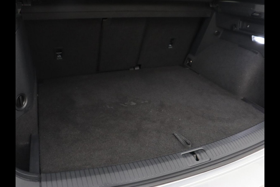 Volkswagen Tiguan 1.4 TSI eHybrid R-Line | Panoramadak | Leder | Trekhaak | 360 Camera | Sfeerverlichting | Adaptive cruise | 20'' | Carplay | Adaptief onderstel | Matrix LED | Park Assist | PHEV | Plug In Volkswagen Tiguan 1.4 TSI eHybrid R-Line | Panoramadak | Leder | Trekhaak | 360 Camera | Sfeerverlichting | Adaptive cruise | 20'' | Carplay | Adaptief onderstel | Matrix LED | Park Assist | PHEV | Plug In