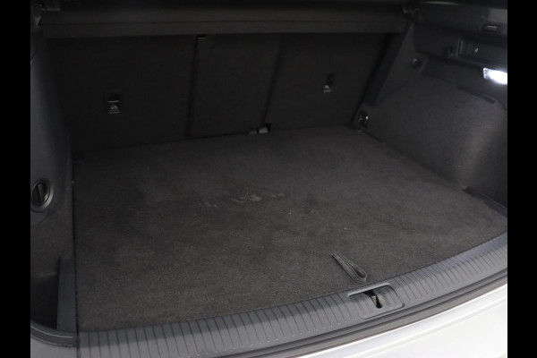 Volkswagen Tiguan 1.4 TSI eHybrid R-Line | Panoramadak | Leder | Trekhaak | 360 Camera | Sfeerverlichting | Adaptive cruise | 20'' | Carplay | Adaptief onderstel | Matrix LED | Park Assist | PHEV | Plug In Volkswagen Tiguan 1.4 TSI eHybrid R-Line | Panoramadak | Leder | Trekhaak | 360 Camera | Sfeerverlichting | Adaptive cruise | 20'' | Carplay | Adaptief onderstel | Matrix LED | Park Assist | PHEV | Plug In