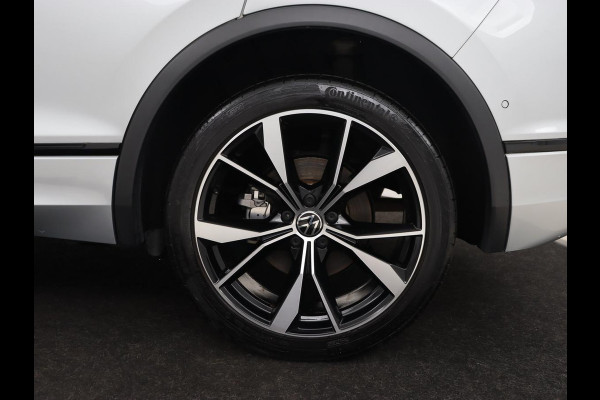 Volkswagen Tiguan 1.4 TSI eHybrid R-Line | Panoramadak | Leder | Trekhaak | 360 Camera | Sfeerverlichting | Adaptive cruise | 20'' | Carplay | Adaptief onderstel | Matrix LED | Park Assist | PHEV | Plug In Volkswagen Tiguan 1.4 TSI eHybrid R-Line | Panoramadak | Leder | Trekhaak | 360 Camera | Sfeerverlichting | Adaptive cruise | 20'' | Carplay | Adaptief onderstel | Matrix LED | Park Assist | PHEV | Plug In