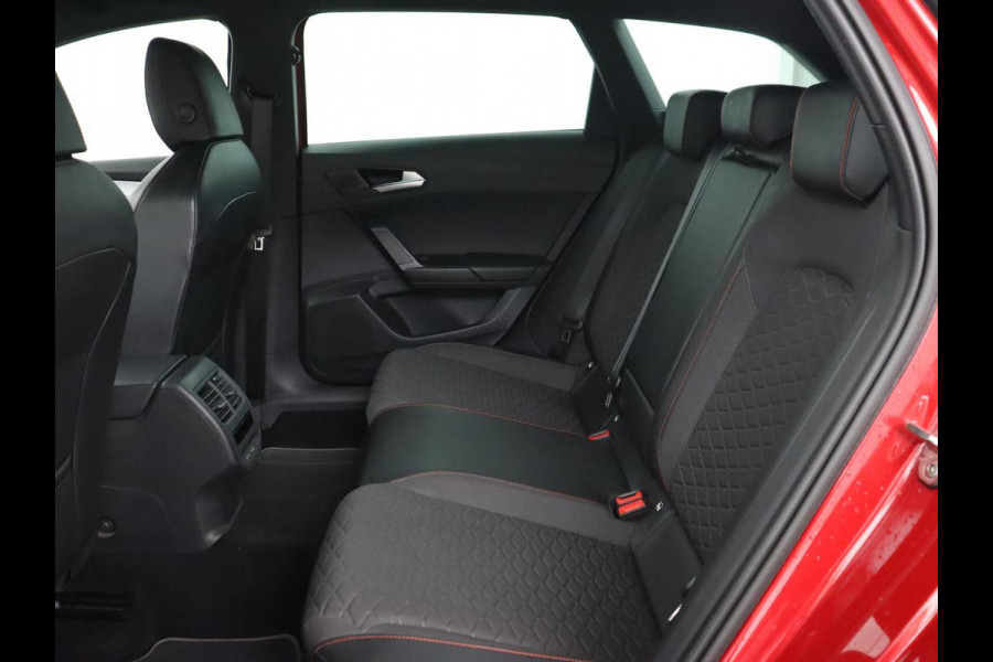 Seat Leon 1.5 TSI FR Business Intense | Trekhaak | Carplay | Adaptive cruise | Navigatie | Sportstoelen | Camera | Dodehoek detectie | Parkeerhulp | DAB | Full LED
