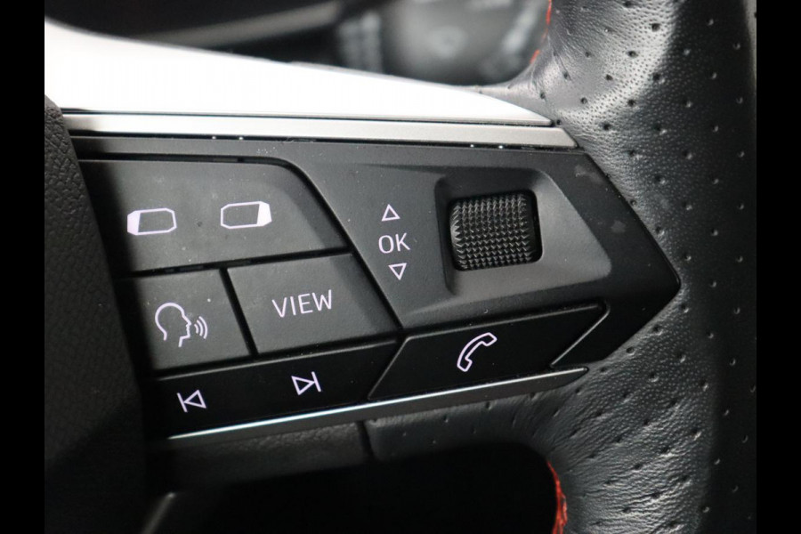 Seat Leon 1.5 TSI FR Business Intense | Trekhaak | Carplay | Adaptive cruise | Navigatie | Sportstoelen | Camera | Dodehoek detectie | Parkeerhulp | DAB | Full LED