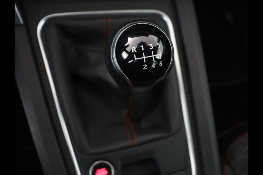 Seat Leon 1.5 TSI FR Business Intense | Trekhaak | Carplay | Adaptive cruise | Navigatie | Sportstoelen | Camera | Dodehoek detectie | Parkeerhulp | DAB | Full LED