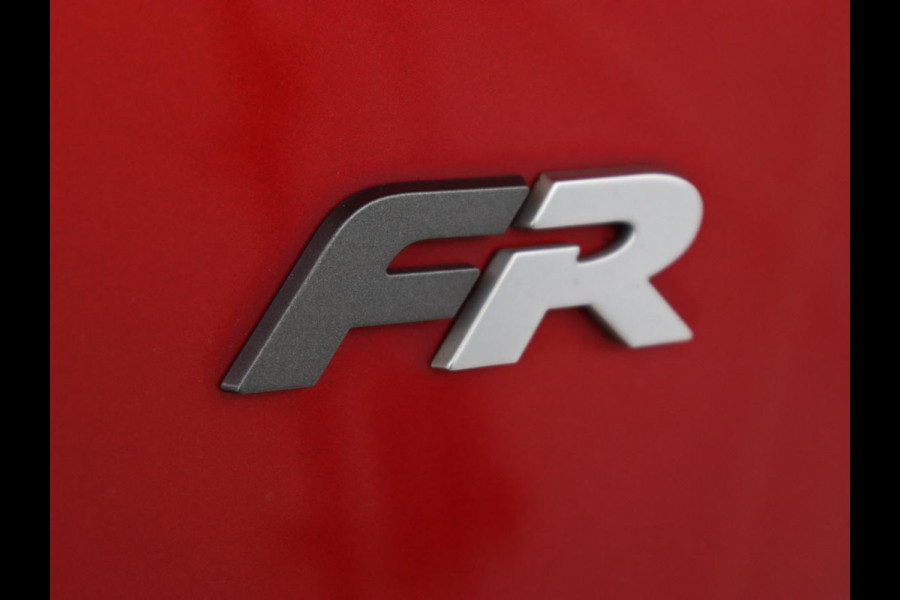 Seat Leon 1.5 TSI FR Business Intense | Trekhaak | Carplay | Adaptive cruise | Navigatie | Sportstoelen | Camera | Dodehoek detectie | Parkeerhulp | DAB | Full LED