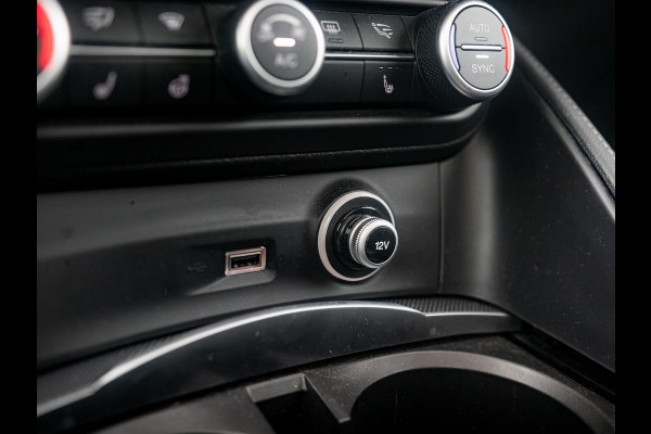 Alfa Romeo Stelvio 2.0 Turbo Aut. AWD B-Tech | Navi | Xenon | Camera | Veloce Int. | Schuif/Kanteldak | 20" | Apple Carplay | Keyless | Dashboard Leder