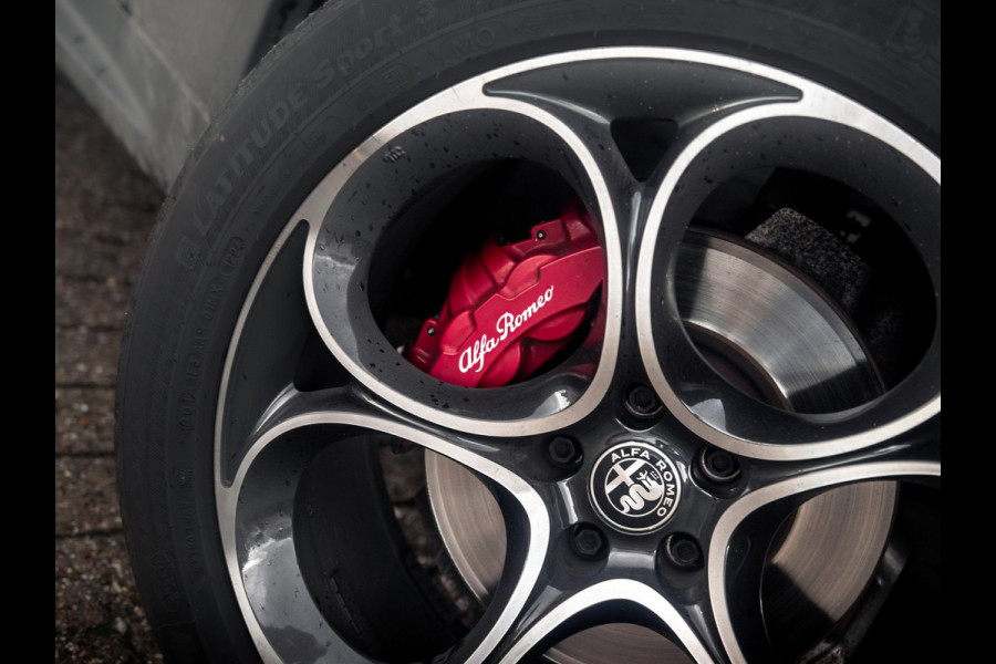 Alfa Romeo Stelvio 2.0 Turbo Aut. AWD B-Tech | Navi | Xenon | Camera | Veloce Int. | Schuif/Kanteldak | 20" | Apple Carplay | Keyless | Dashboard Leder