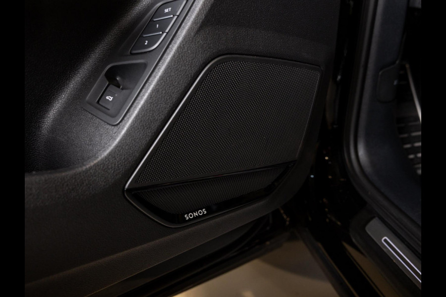 Audi Q3 TFSI RS / 400pk / Panorama dak / Sonos / Kuipstoelen /