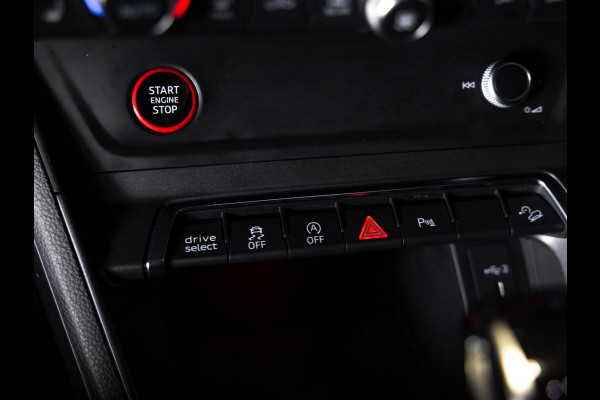 Audi Q3 TFSI RS / 400pk / Panorama dak / Sonos / Kuipstoelen /