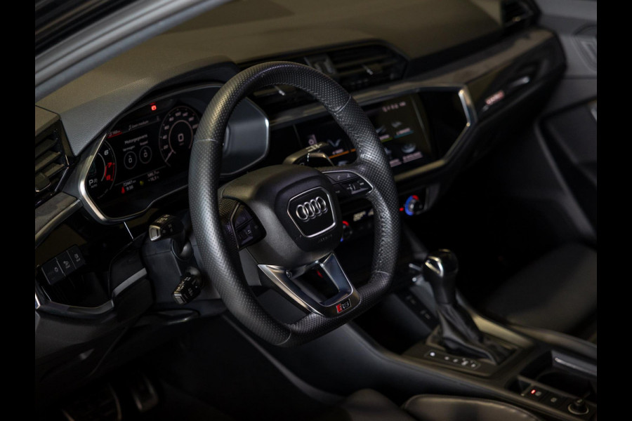 Audi Q3 TFSI RS / 400pk / Panorama dak / Sonos / Kuipstoelen /