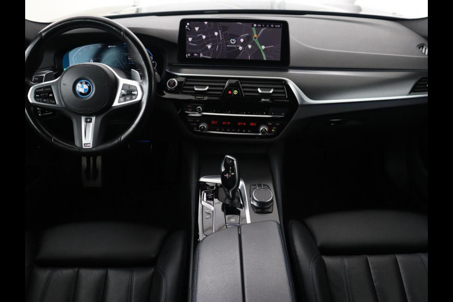 BMW 5 Serie 530e xDrive M Sport | Panoramadak | Harman/Kardon | Stoel & stuurverwarming | Adaptive cruise | Camera | Trekhaak | Carplay | Achterbankverwarming | Live Cockpit | Sportstoelen BMW 5 Serie 530e xDrive M Sport | Panoramadak | Harman/Kardon | Stoel & stuurverwarming | Adaptive cruise | Camera | Trekhaak | Carplay | Achterbankverwarming | Live Cockpit | Sportstoelen
