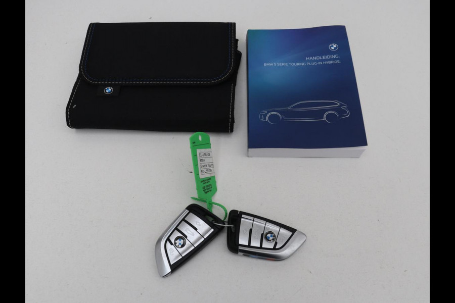 BMW 5 Serie 530e xDrive M Sport | Panoramadak | Harman/Kardon | Stoel & stuurverwarming | Adaptive cruise | Camera | Trekhaak | Carplay | Achterbankverwarming | Live Cockpit | Sportstoelen BMW 5 Serie 530e xDrive M Sport | Panoramadak | Harman/Kardon | Stoel & stuurverwarming | Adaptive cruise | Camera | Trekhaak | Carplay | Achterbankverwarming | Live Cockpit | Sportstoelen
