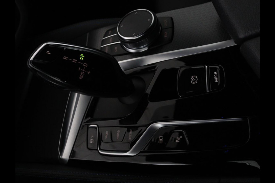 BMW 5 Serie 530e xDrive M Sport | Panoramadak | Harman/Kardon | Stoel & stuurverwarming | Adaptive cruise | Camera | Trekhaak | Carplay | Achterbankverwarming | Live Cockpit | Sportstoelen BMW 5 Serie 530e xDrive M Sport | Panoramadak | Harman/Kardon | Stoel & stuurverwarming | Adaptive cruise | Camera | Trekhaak | Carplay | Achterbankverwarming | Live Cockpit | Sportstoelen