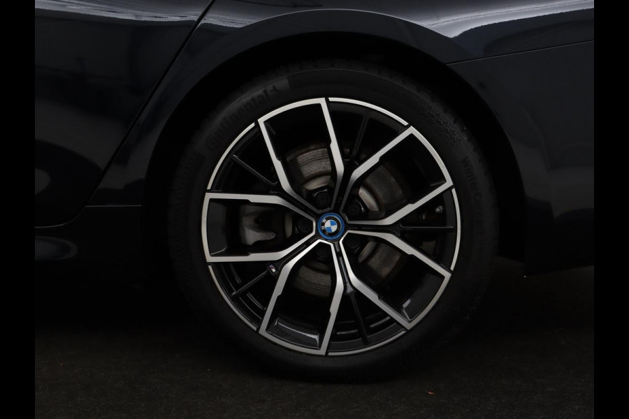 BMW 5 Serie 530e xDrive M Sport | Panoramadak | Harman/Kardon | Stoel & stuurverwarming | Adaptive cruise | Camera | Trekhaak | Carplay | Achterbankverwarming | Live Cockpit | Sportstoelen BMW 5 Serie 530e xDrive M Sport | Panoramadak | Harman/Kardon | Stoel & stuurverwarming | Adaptive cruise | Camera | Trekhaak | Carplay | Achterbankverwarming | Live Cockpit | Sportstoelen