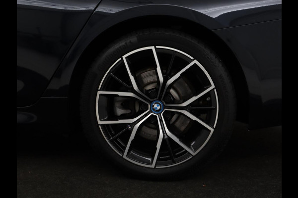 BMW 5 Serie 530e xDrive M Sport | Panoramadak | Harman/Kardon | Stoel & stuurverwarming | Adaptive cruise | Camera | Trekhaak | Carplay | Achterbankverwarming | Live Cockpit | Sportstoelen BMW 5 Serie 530e xDrive M Sport | Panoramadak | Harman/Kardon | Stoel & stuurverwarming | Adaptive cruise | Camera | Trekhaak | Carplay | Achterbankverwarming | Live Cockpit | Sportstoelen