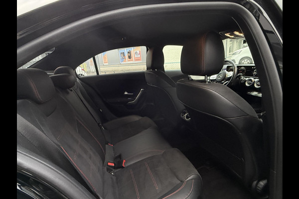 Mercedes-Benz A-Klasse 180 Aut. Business Sol. AMG | Trekhaak | Navi | Camera | Sfeer Verlichting | Mercedes-Benz A-Klasse 180 Aut. Business Sol. AMG | Trekhaak | Navi | Camera | Sfeer Verlichting |