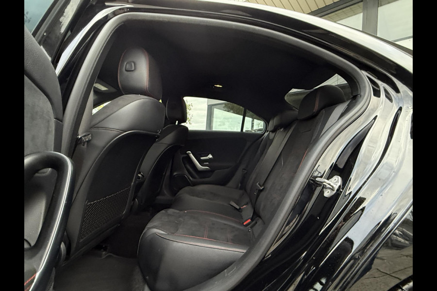 Mercedes-Benz A-Klasse 180 Aut. Business Sol. AMG | Trekhaak | Navi | Camera | Sfeer Verlichting | Mercedes-Benz A-Klasse 180 Aut. Business Sol. AMG | Trekhaak | Navi | Camera | Sfeer Verlichting |