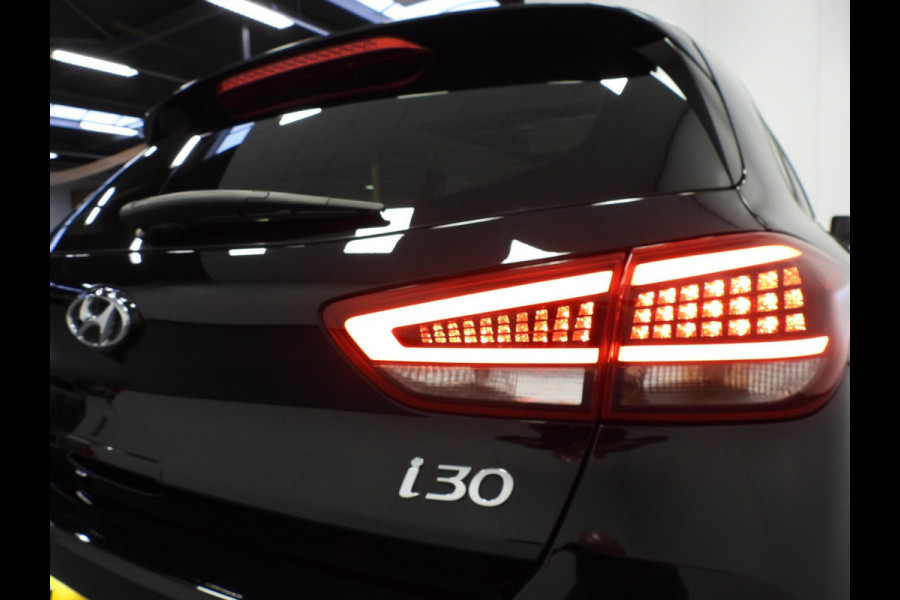 Hyundai i30 1.0 T-GDi MHEV Comfort Smart NAVI/SCHUIFDAK/CAMERA/LED/17"LMV! Hyundai i30 1.0 T-GDi MHEV Comfort Smart NAVI/SCHUIFDAK/CAMERA/LED/17"LMV!