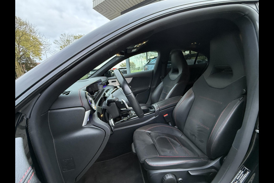 Mercedes-Benz CLA-Klasse 180 Aut. Business Sol. AMG | Navi | Camera | Sport Stoelen | Mercedes-Benz CLA-Klasse 180 Aut. Business Sol. AMG | Navi | Camera | Sport Stoelen |