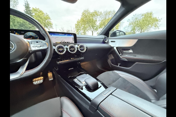 Mercedes-Benz CLA-Klasse 180 Aut. Business Sol. AMG | Navi | Camera | Sport Stoelen | Mercedes-Benz CLA-Klasse 180 Aut. Business Sol. AMG | Navi | Camera | Sport Stoelen |