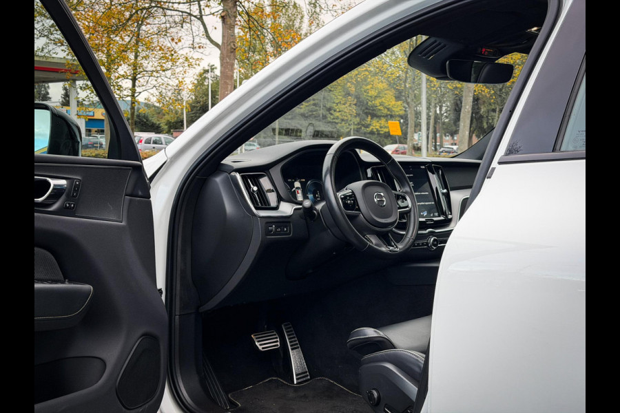Volvo XC60 2.0 T8 Twin Engine AWD R-Design Panorama|Trekhaak Volvo XC60 2.0 T8 Twin Engine AWD R-Design Panorama|Trekhaak