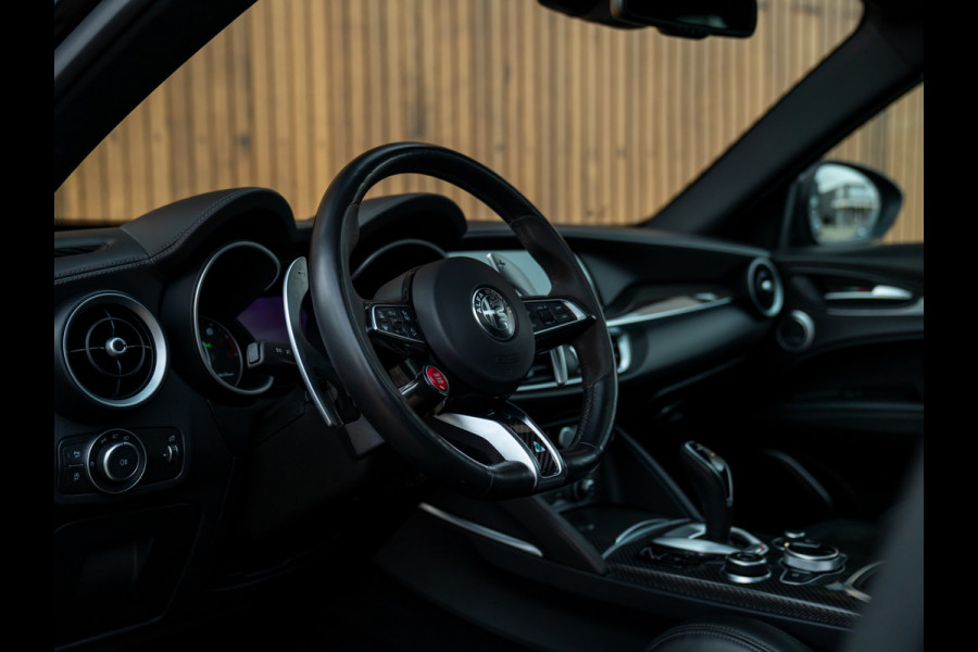 Alfa Romeo Stelvio 2.9 V6 AWD Quadrifoglio | Pano-dak | 21 inch | Harman/Kardon | Adapt. cruise Alfa Romeo Stelvio 2.9 V6 AWD Quadrifoglio | Pano-dak | 21 inch | Harman/Kardon | Adapt. cruise