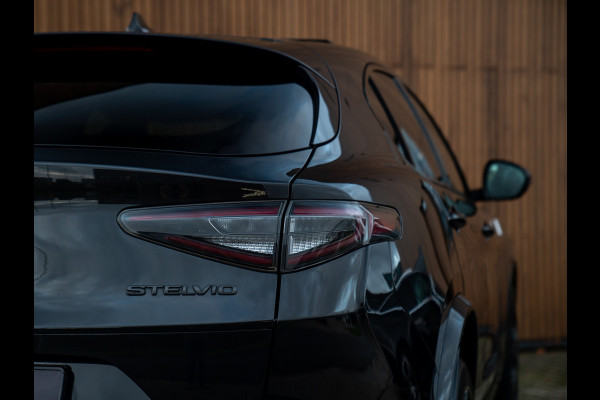 Alfa Romeo Stelvio 2.9 V6 AWD Quadrifoglio | Pano-dak | 21 inch | Harman/Kardon | Adapt. cruise Alfa Romeo Stelvio 2.9 V6 AWD Quadrifoglio | Pano-dak | 21 inch | Harman/Kardon | Adapt. cruise