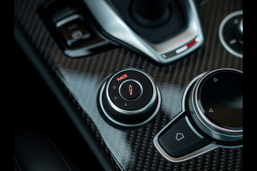 Alfa Romeo Stelvio 2.9 V6 AWD Quadrifoglio | Pano-dak | 21 inch | Harman/Kardon | Adapt. cruise Alfa Romeo Stelvio 2.9 V6 AWD Quadrifoglio | Pano-dak | 21 inch | Harman/Kardon | Adapt. cruise
